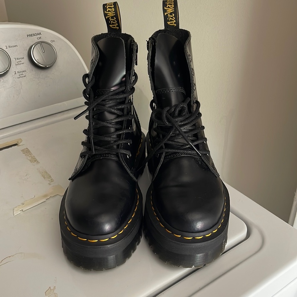 Black platform Dr. Martens. I wear a size 7-7.5 normally. Tag says US size 5.